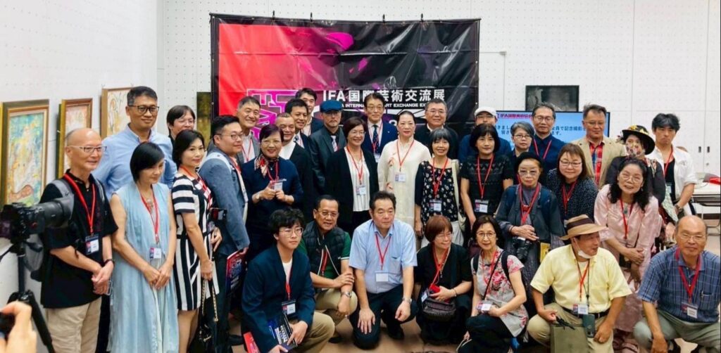 ▲出席東亞藝術交流展開幕式的臺日藝術家及貴賓，在展場大合照，見證歷史。（圖/彰化縣政府文化局 提供）