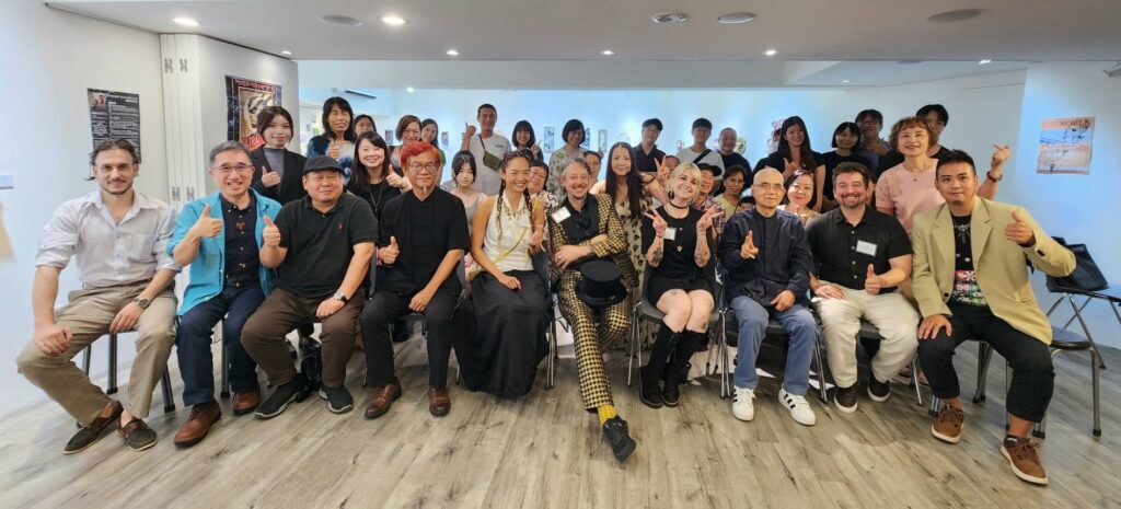 ▲出席美國LA藝術家聯展與對談活動的臺美藝術家，以及臺灣知名藝術學者，在開幕式活動接束後開心舉行大合照，以見證此次難得的展覽交流事件。（記者 詹佳綺/攝）