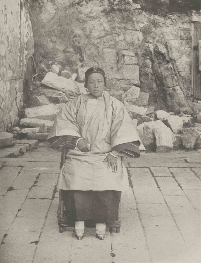 〈穿著閩南服飾的婦人〉為攝影家喬治‧尤維達爾‧普萊斯出版之《相機的犧牲者，1897）》一書內攝影作品。（圖/國家攝影文化中心提供）
