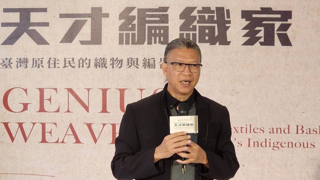 ▲工藝中心主任陳殿禮致詞時表達對原住民編織展的推崇,認為這是臺灣最美麗的風景,工藝的精神亦在於此。(記者 辛澎祥/攝)