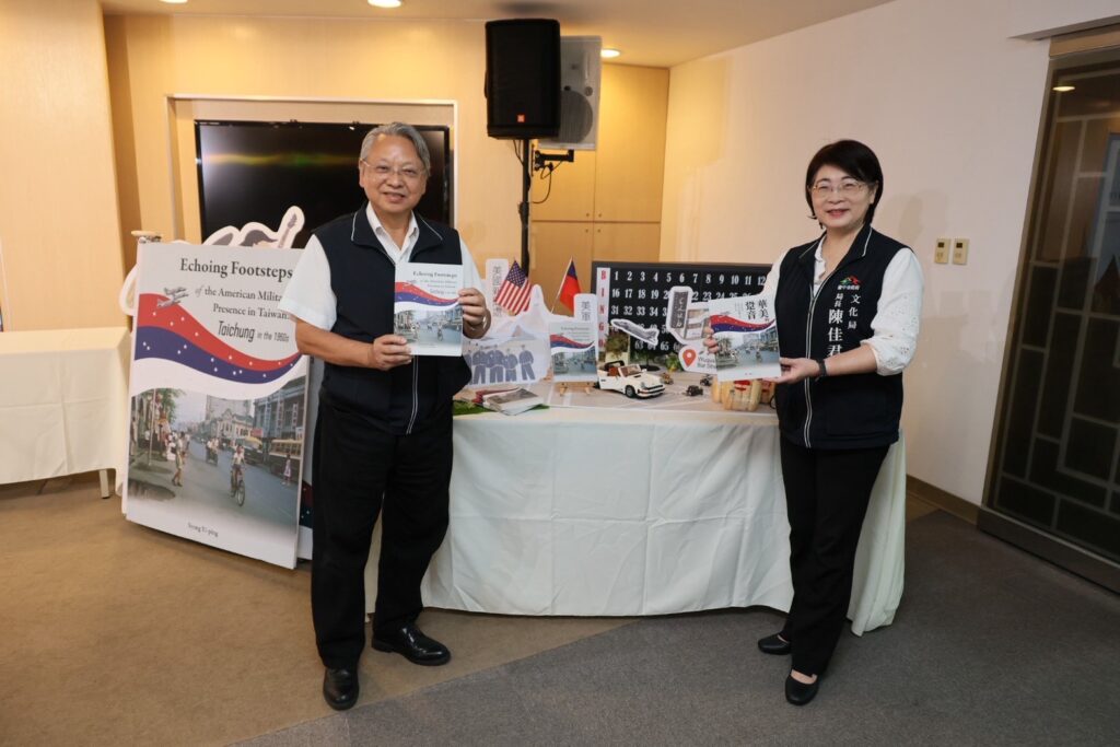陳佳君局長（右）、令狐榮達前副市長，全力推動《華美的跫音》專書英文版發行。（圖/文化局提供）