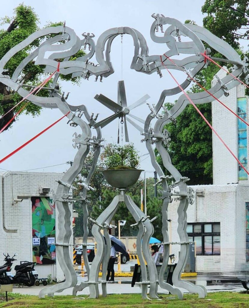 ▲臺藝大校友總會捐贈雕塑家劉柏村教授雕塑作品「綠金剛」，做為學校永久保存，作品的氣勢令觀者推崇備至。（記者 辛澎祥/攝）