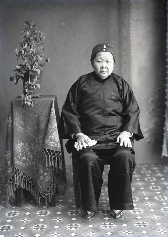 1910年代初放足斷髮運動漸掀起熱潮後，臺灣總督府進而利用保甲制度推動放足斷髮。照片中老婦是獲准保留纏足者。（圖/國家攝影文化中心提供）