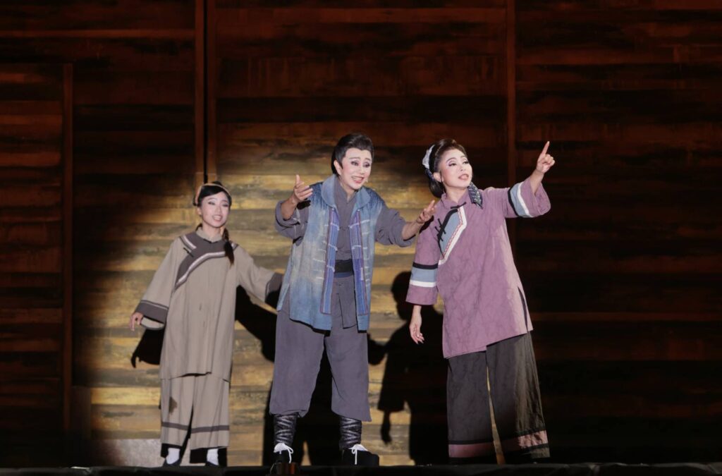 ▲明華園演出史詩大戲「瑯嶠風雲」，由當家小生孫翠鳳（中）擔綱演出。（圖/屏東縣政府文化處 提供）
