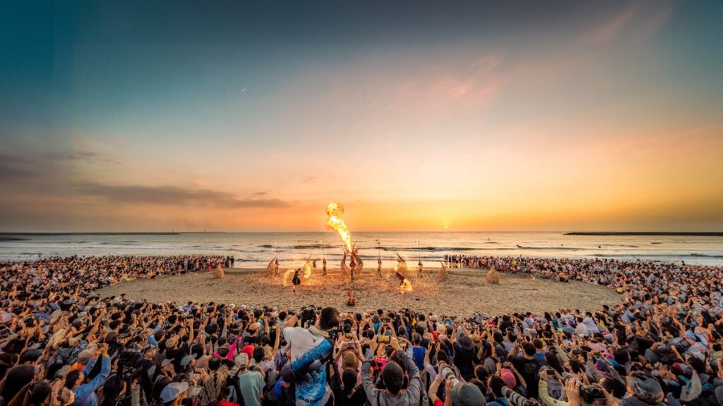 國際火舞藝術節《火神祭》吸引眾多民眾登島觀看。(圖/文化局提供)