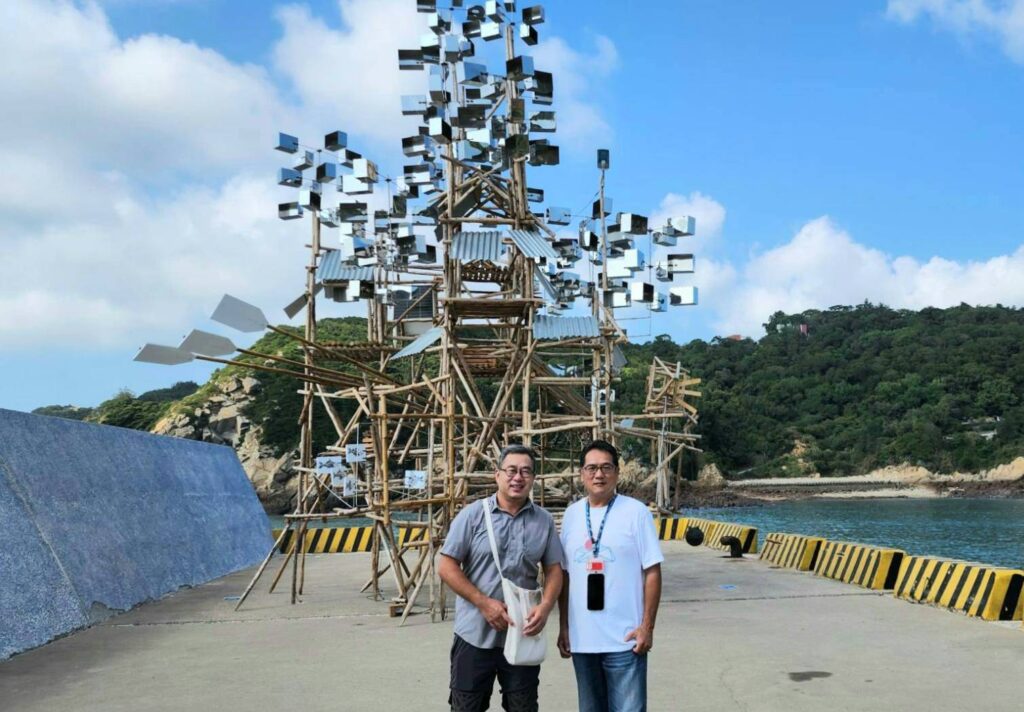 ▲馬組國際藝術島的總策畫吳漢中(左)與專案辦公室執行秘書陳其平,相繼介紹馬來西亞藝術家朱威龍的作品「漁夢」,在科技融入文創中營造出如夢似幻的機動城堡景象,令人印象深刻。(記者 詹佳綺/攝)