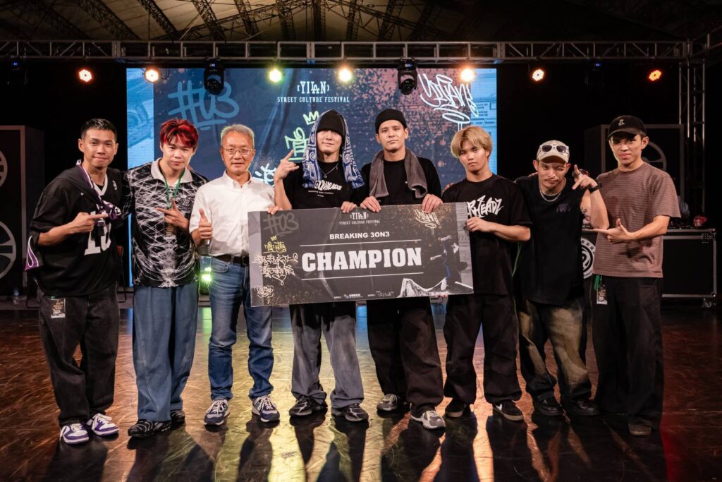 「Breaking 3對3」由來自日本的Air headz榮獲冠軍，由代理縣長林茂盛（左三）贈予頒獎。（圖/文化局提供）