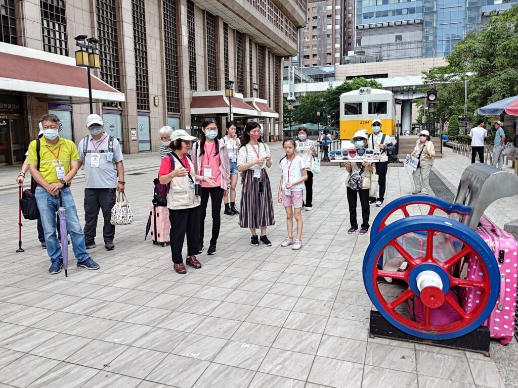 ▲臺鐵推出走進時光隧道的北車巡禮與鐡道文史走讀活動,受到民眾的踴躍參加。(圖/臺鐡公司 提供)