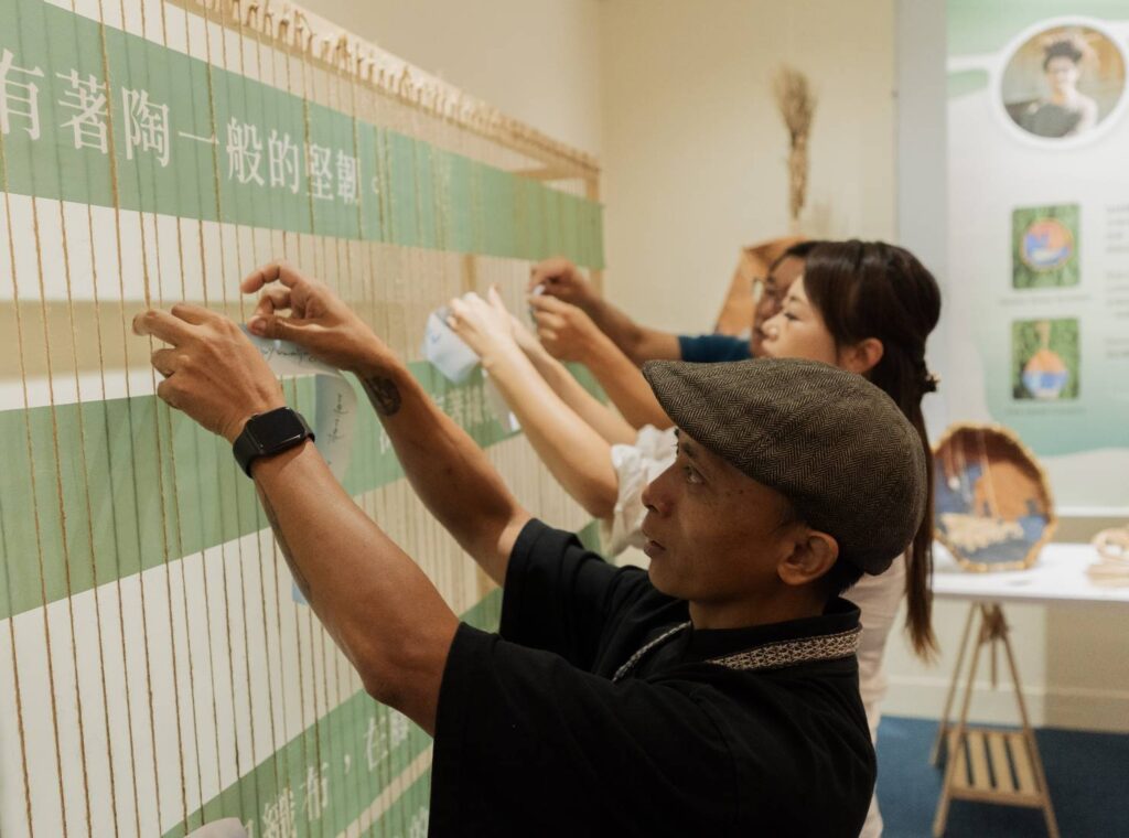 ▲駐村藝術家在作品展出現場進行交流創作活動。(圖/臺東縣政府文化處 提供)