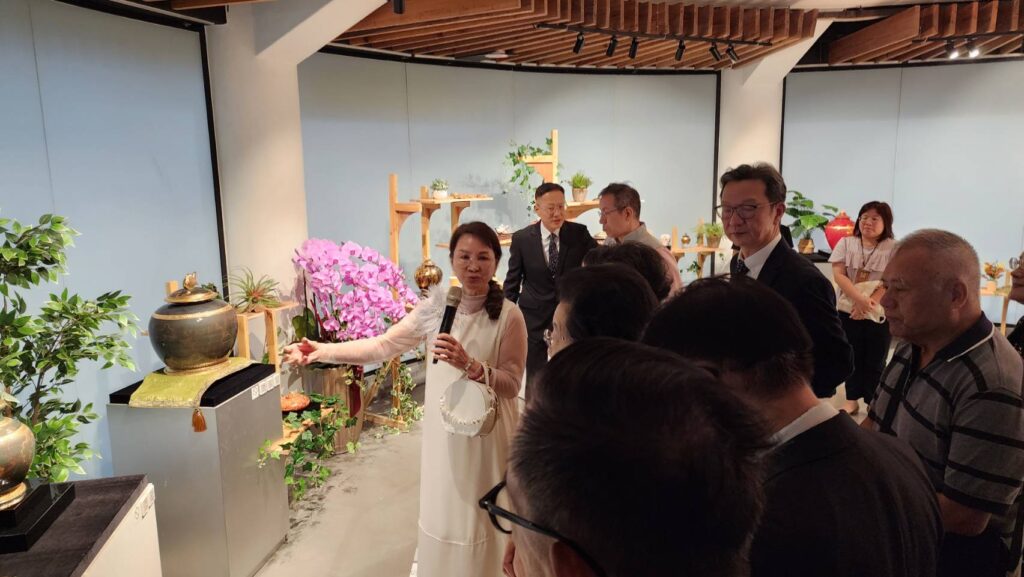 ▲徐瑞芬老師(左)為出席活動的貴賓進行作品導覽,場面熱烈。(記者 辛澎祥/攝)