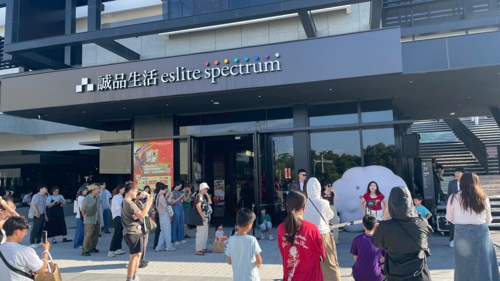 舞壇網路名人陳美鳳老師,帶來活力滿點的快閃演出,讓2025臺南藝術節驚喜不斷。(圖/文化局提供)