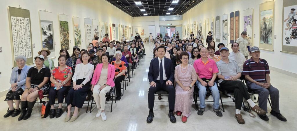 ▲出席開幕式的各界貴賓與參展藝術家們，開心合影留念，活動的展出也在藝文界人士的關注下，成為業界焦點。（記者 詹佳綺/攝）