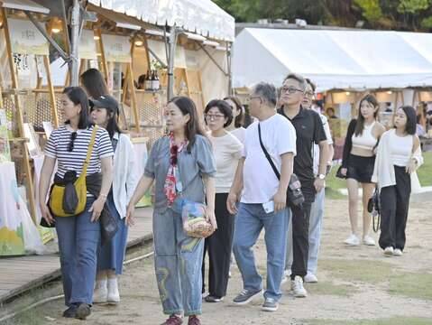 ▲設於華山文創園區的活動現場,許多民眾踴躍觀賞消費。(圖/觀光署 提供)
