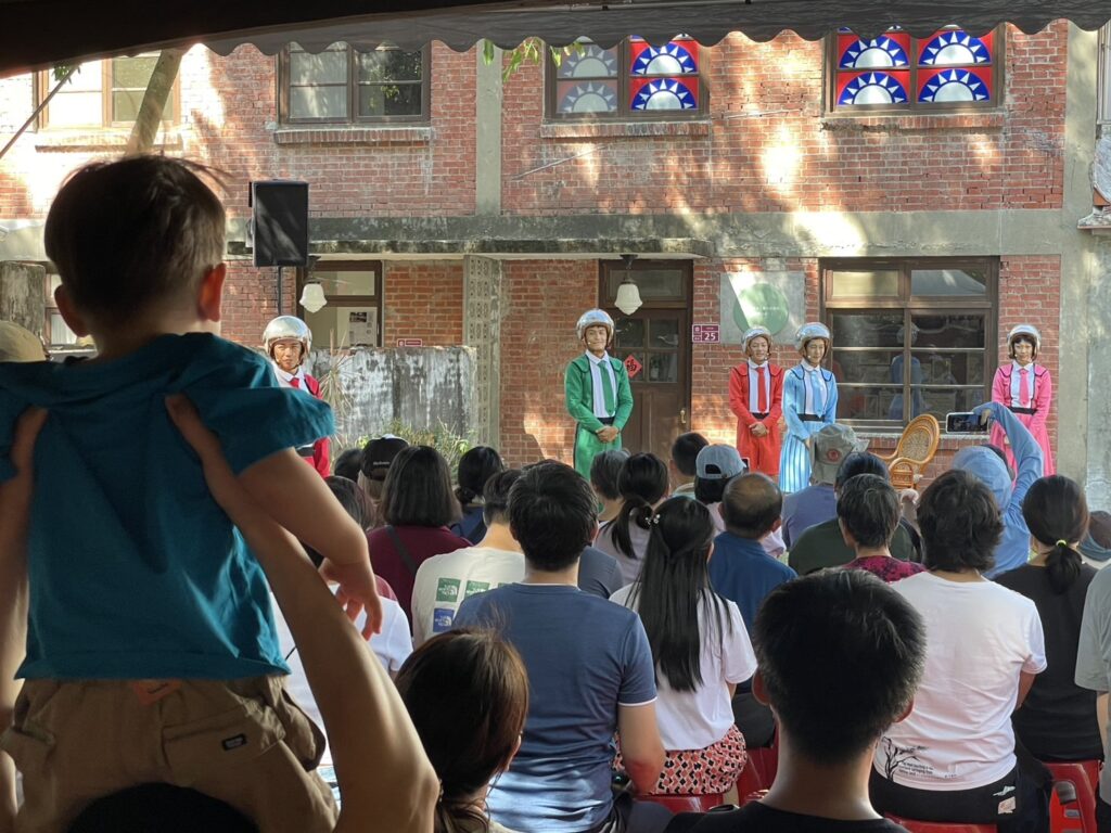 透過劇場與遊戲的創新結合，觀眾們看得十分投入。（圖/文化局提供）
