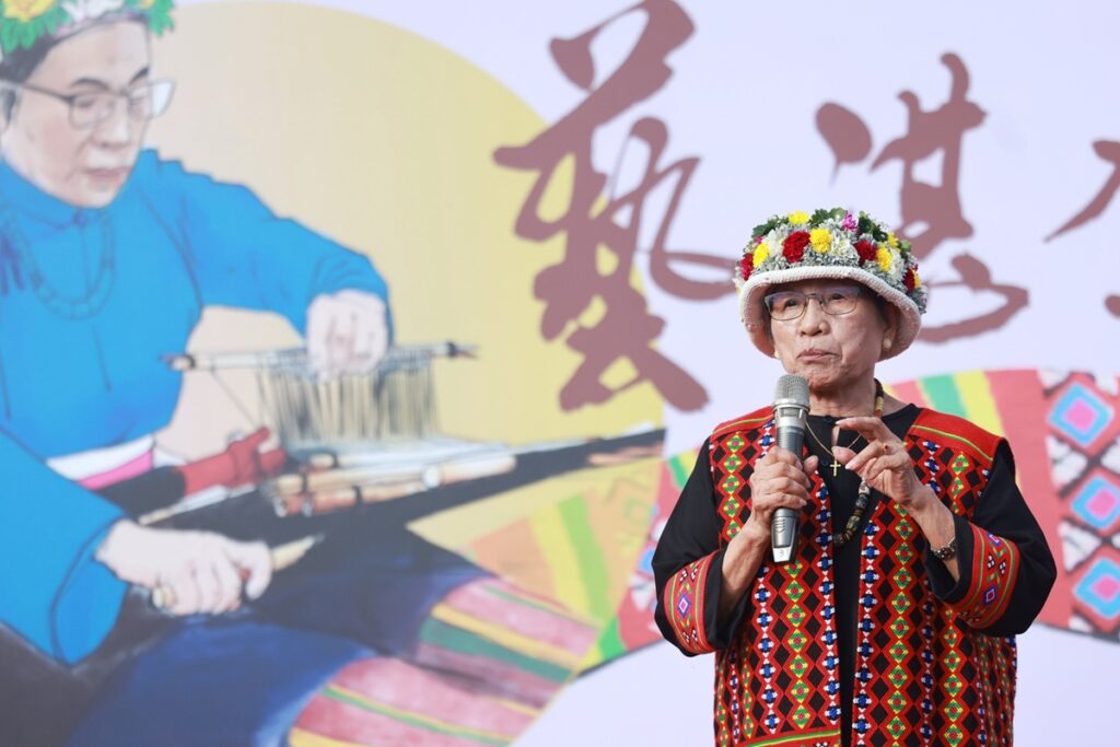 重要傳統工藝 「tenun kana Pinuyumayan卑南族傳統織布」保存者Sunay Paelabang孫菊花致詞。（圖/文化部提供）