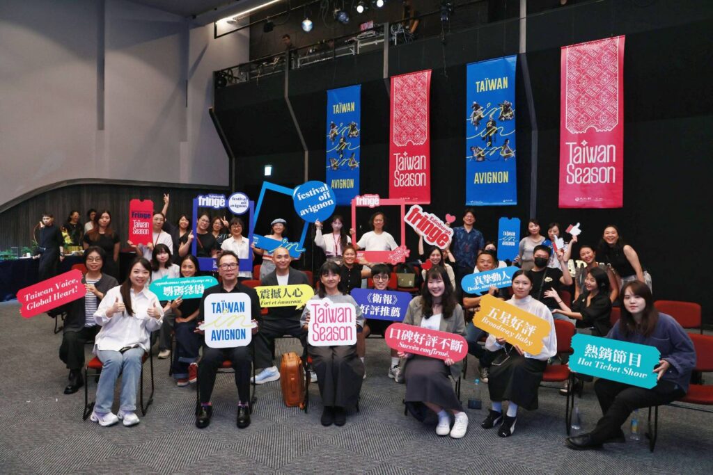 ▲前往歐洲進行巡演的表演團體，以成果分享相互打氣，並開心合影留念。（圖/文化部 提供）