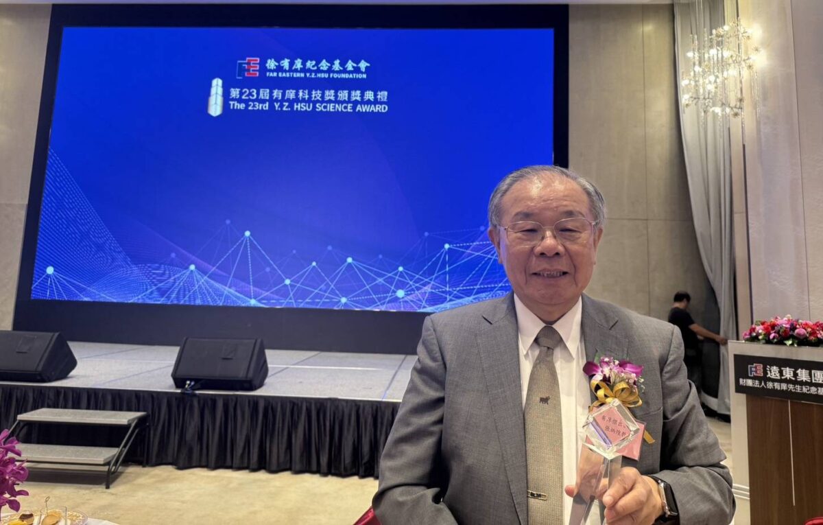 張炳煌的書藝傳奇  榮獲科技人文傑出教授獎  實至名歸