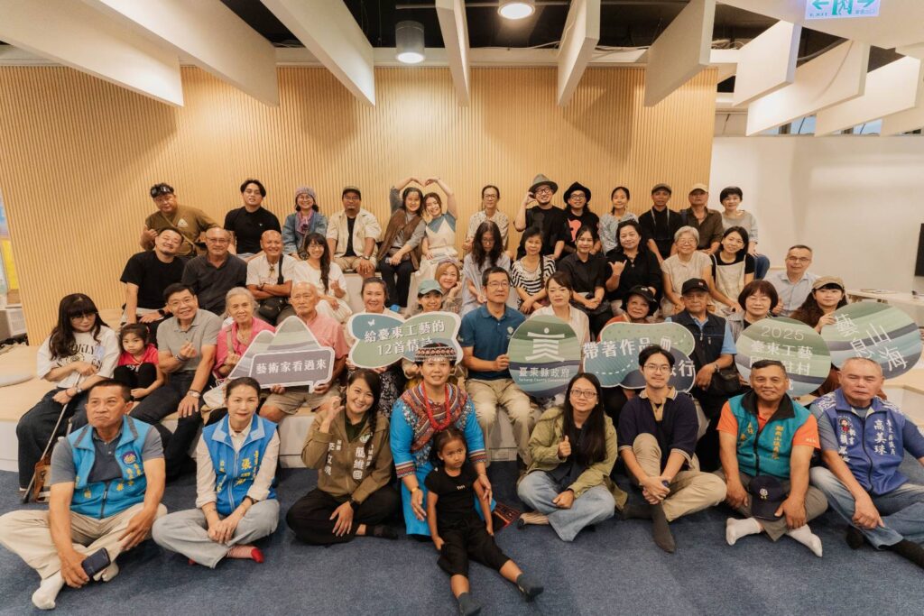 ▲出席開幕式活動的駐村藝術家與參展藝術家們與主辦單位開心合影留念。(圖/臺東縣政府文化處 提供)