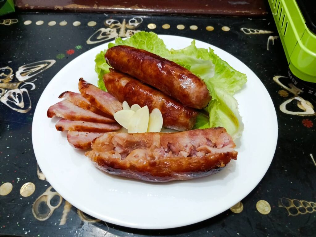 ▲活動中將提供胡保洋行-招牌高梁酒香腸，滿足消費者的食慾。（圖/觀光署 提供）