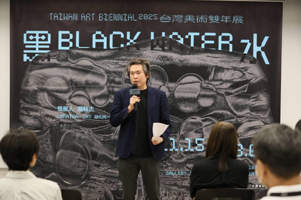 ▲策展人賴駿杰說明這次雙年展的作品內容與特色。（圖/國美館 提供）