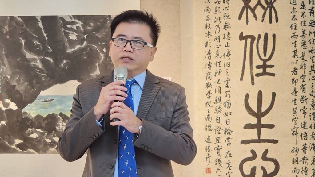 ▲臺藝大書畫藝術系教授暨美國芳邦大學在台校友會會長陳炳宏，強調在東西方藝術的薰陶與融合下，看到這次展出的作品都展現強韌的生命力。（記者 詹佳綺/攝）