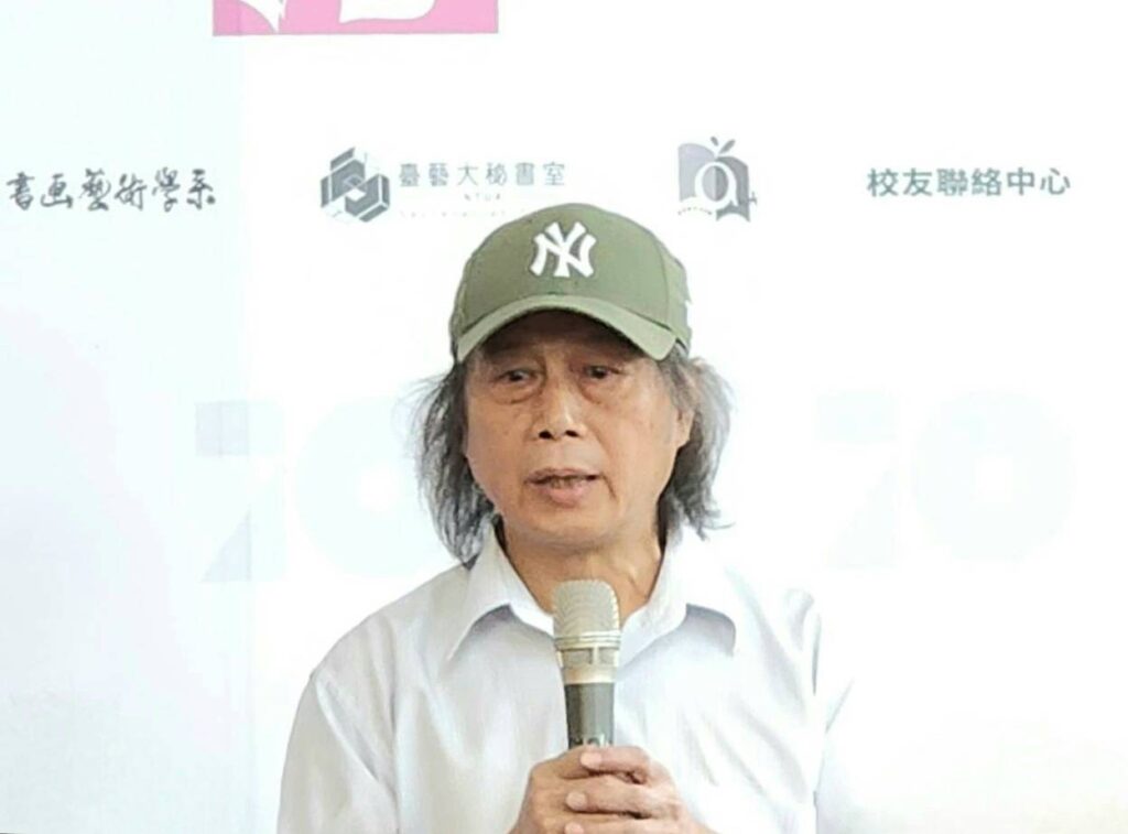 ▲雕塑家也是臺藝大校友的劉柏村教授，說明他的「綠金剛」作品的創作理念，期待能帶給母校臺藝大新的視野。（記者 辛澎祥/攝）
