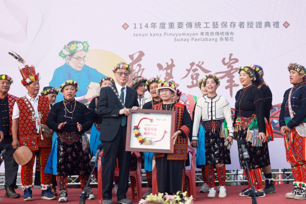 族人以歌謠向Sunay Paelabang孫菊花表達最動人的讚頌與致敬。（圖/文化部提供）