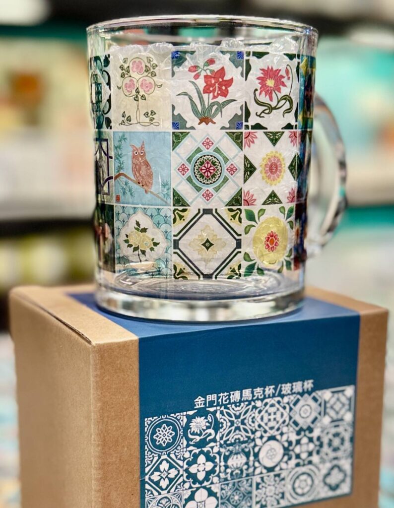 ▲浯嶼倫比-金門花磚馬克杯，亮麗多彩。（圖/觀光署 提供）