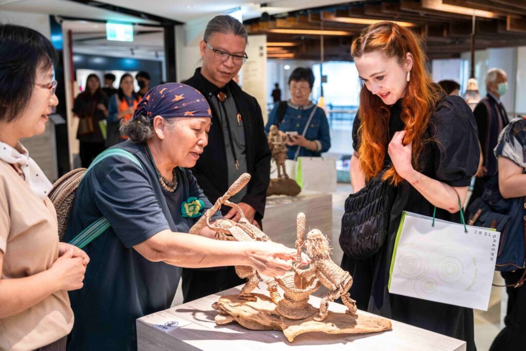 ▲工藝中心主任陳殿禮(左三)與貴賓參觀原住民藝術家所展示的創作作品,大家都顯得興致盎然。(記者 辛澎祥/攝)