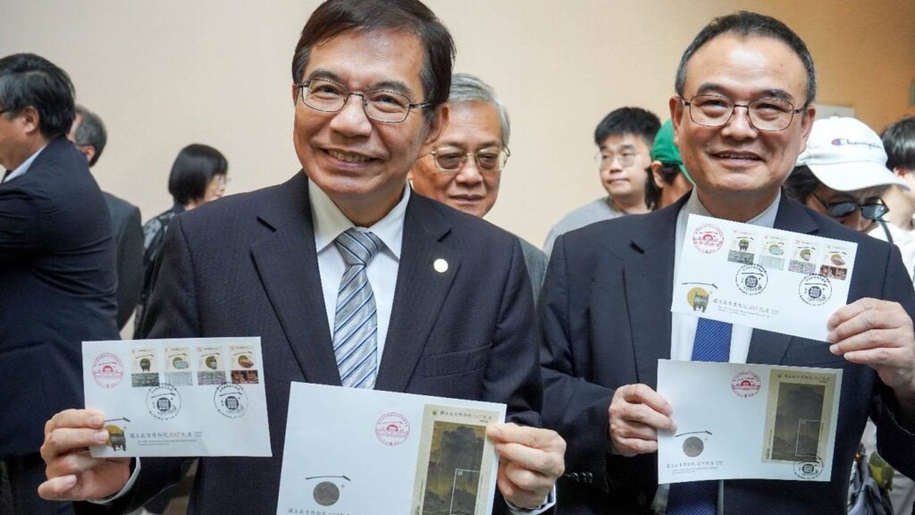 ▲中華郵政董事長王國材(左)與故宮博物院院長蕭宗煌,開心地展示紀念郵票,神情顯得相當愉快。(圖/故宮 提供)