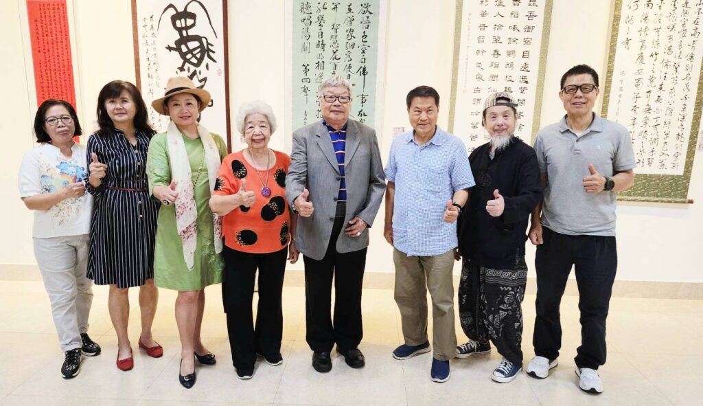 ▲部份參展藝術家在展場合影留念。（記者 詹佳綺/攝）