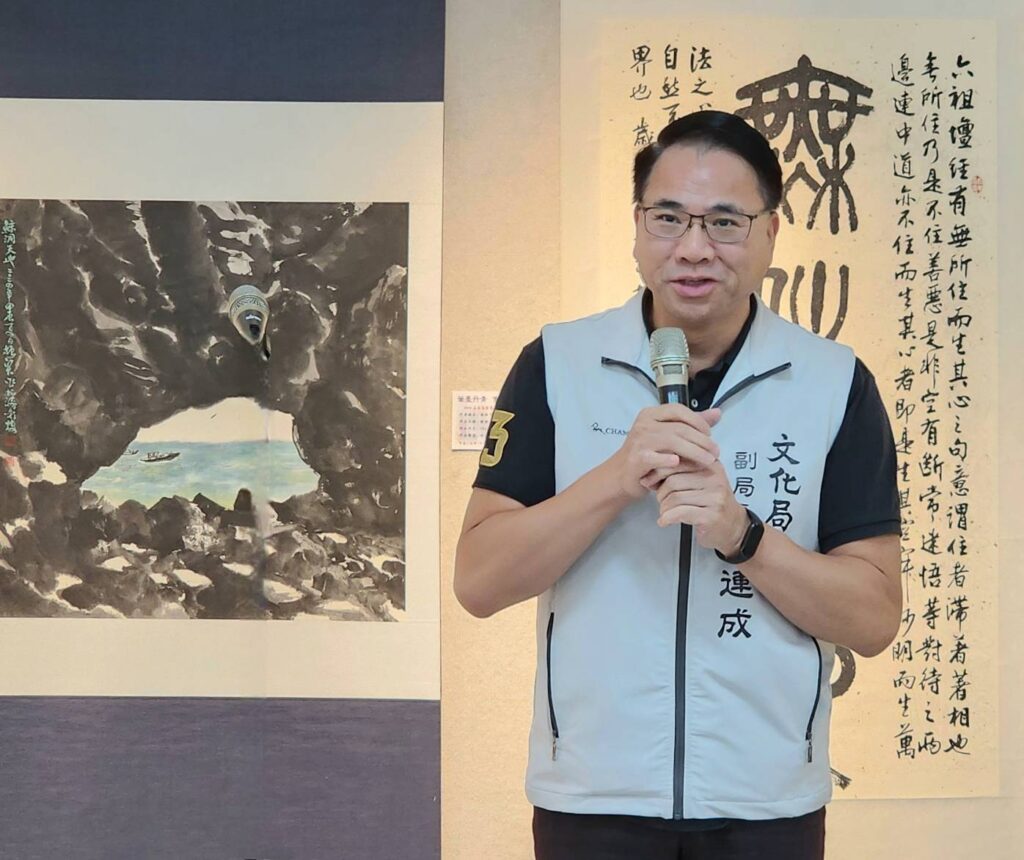▲桃園市政府文化局副局長唐連成於聯展開幕式上致詞時表達對參展藝術家質量兼俱的創作，給予正面的肯定與鼓勵，期待未來藉由藝術交流以提昇正向發展契機。（記者 詹佳綺/攝）