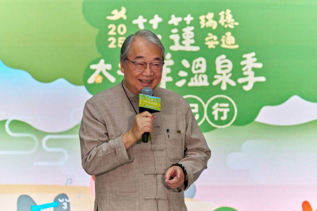 ▲花蓮縣政府縣政顧問張榮貴,以趣味性話題吸引大家到花蓮接觸大自然的溫泉,有益身體健康。(記者 辛澎祥/攝)