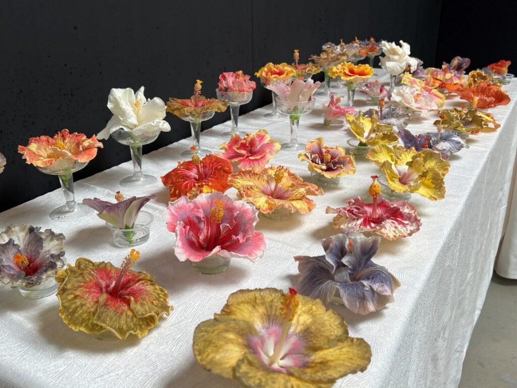 「單朵瓶插」的展示方式，讓每一朵朱槿都能成為舞台主角。（圖/公園處提供）