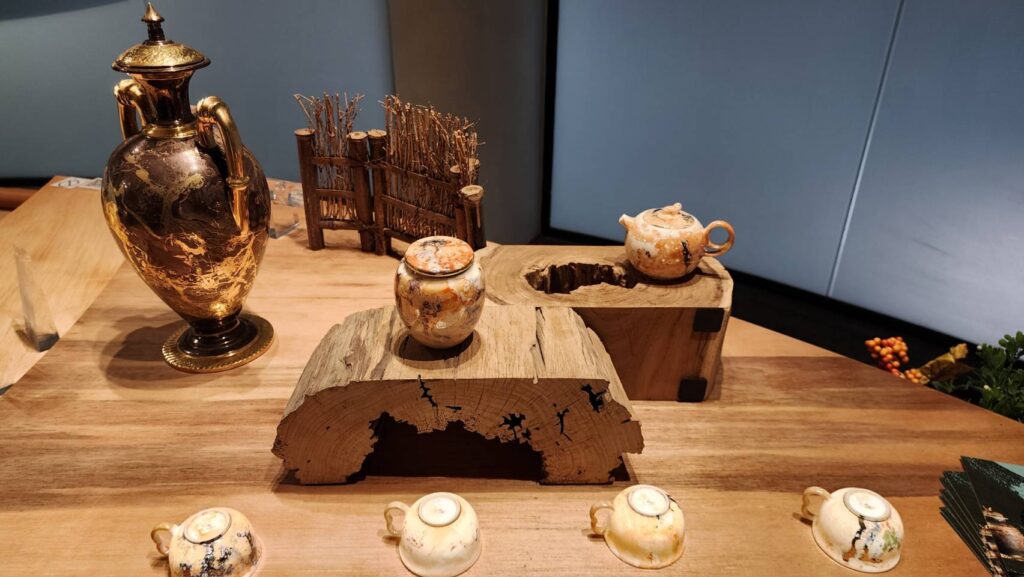 ▲徐瑞芬老師的瓷繪創作,在臺灣展場與藝術市場較不多見,此刻展出令人大開眼界。(記者 辛澎祥/攝)