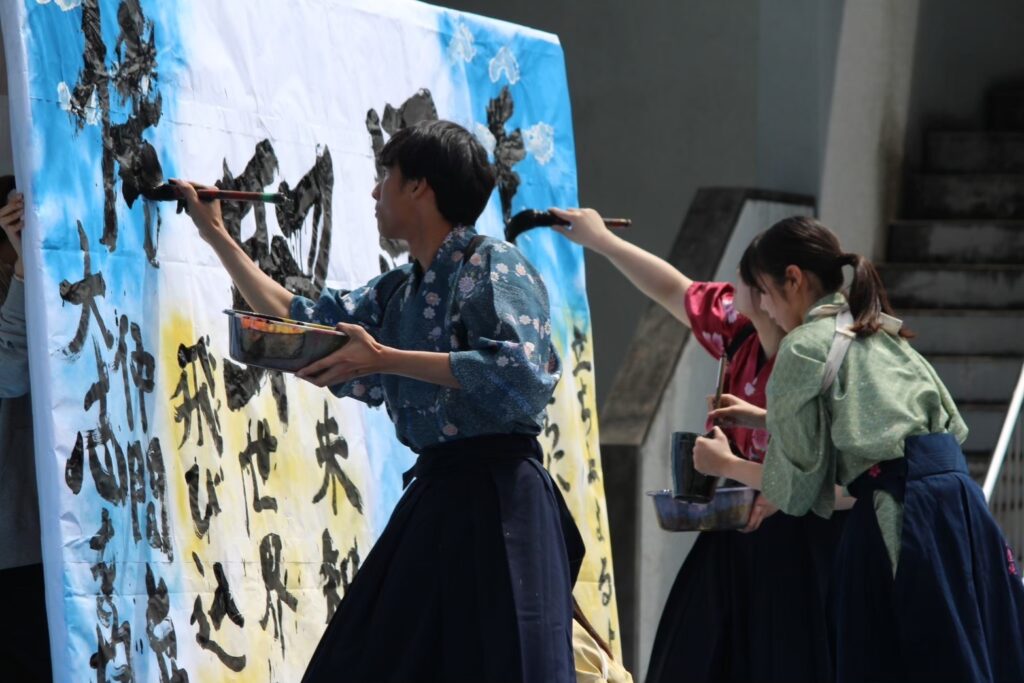 長崎大學現場書法揮毫。（圖/文化局提供）