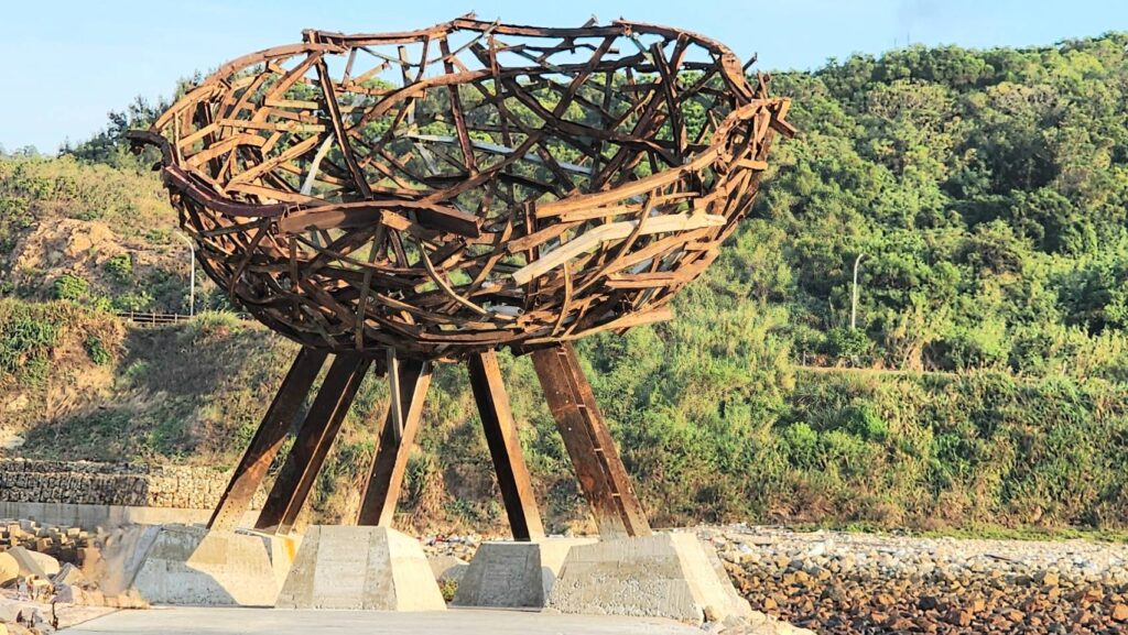 ▲由馬祖在地藝術家陳益輝所製作的「築巢」,深喻著生命的起落悲喜,鼓勵著藉築巢追夢,亮麗生命。(記者 詹佳綺/攝)