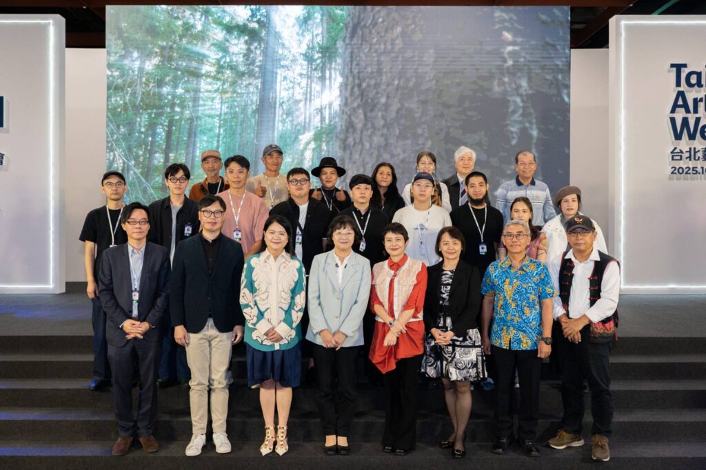 ▲台北國際藝博會主協辦方與相關活動負責人,以大合照合影來見證今年創新藝術活動的難得一見。(圖/畫廊協會 提供)