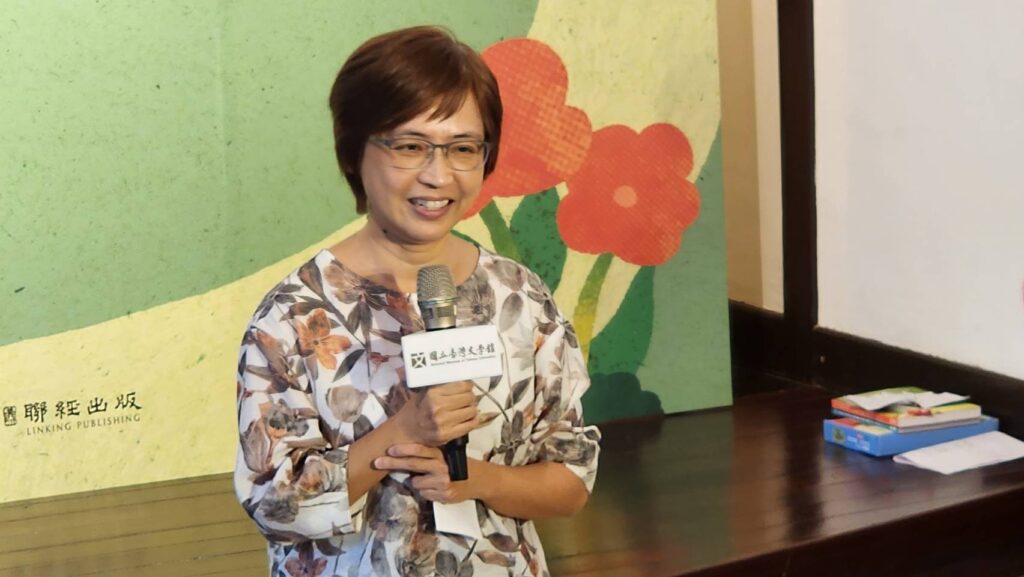 ▲臺文館館長陳瑩芳致詞時表達對這本兼顧文學與長照議題的新書,將讓更多面臨困境的讀者與民眾有一個新的指引與啟發。(記者 辛澎祥/攝)