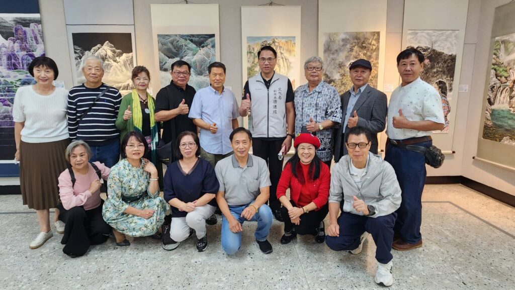▲桃園市文化局副局長唐連成（後排右四）與協會參展老師們開心合影。（記者 詹佳綺/攝）