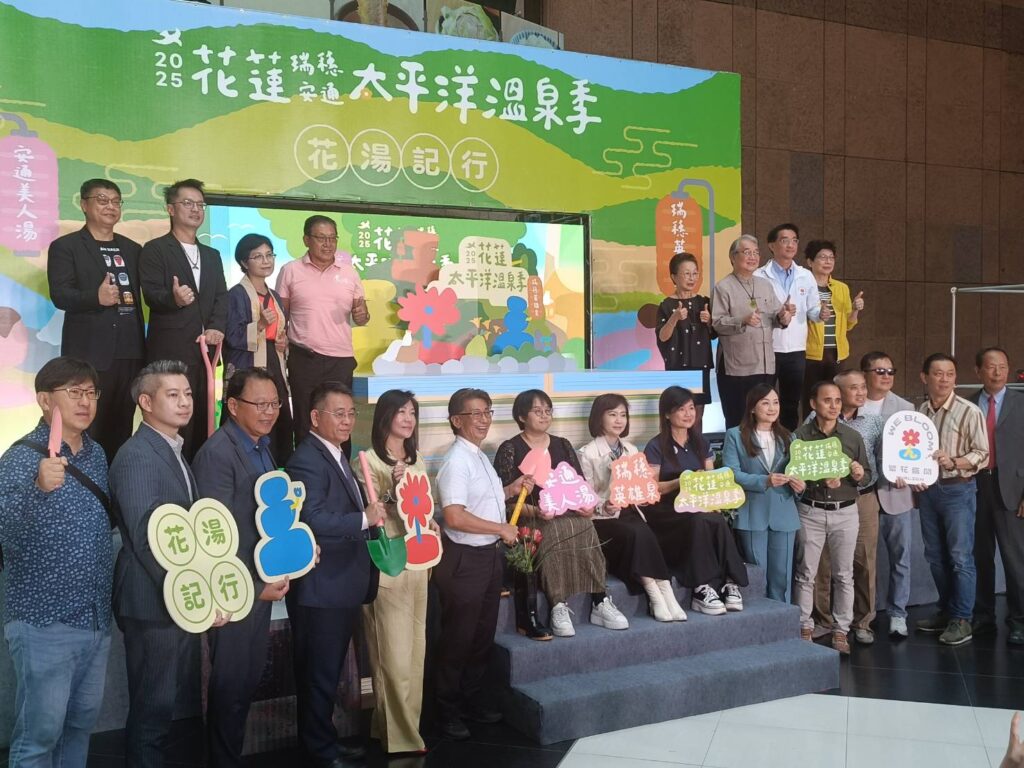▲與會各界貴賓與旅遊業代表合影留念,場面熱烈。(記者 辛澎祥/攝)