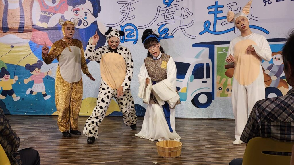 ▲薪傳歌仔戲團的演出，劇情必然讓大小朋友都能融入而樂趣無窮。（記者 辛澎祥/攝）