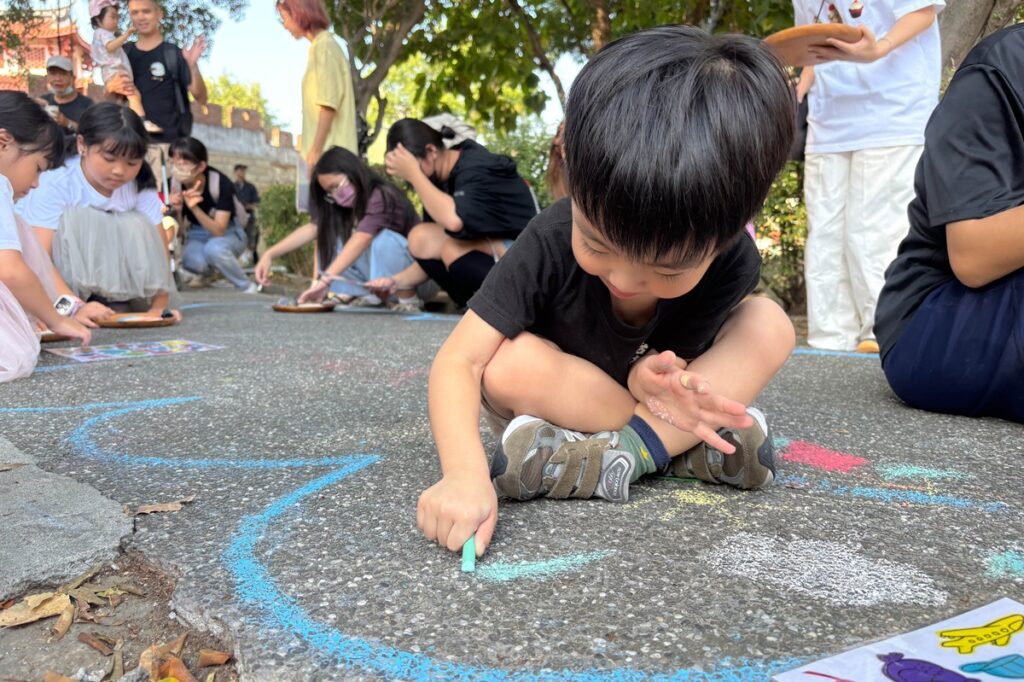 親子場場體驗粉筆彩繪創作。（圖/文化局提供）