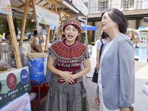 ▲觀光署長陳玉秀(右)在活動現場與花東旅遊業者開心互動。(圖/觀光署 提供)