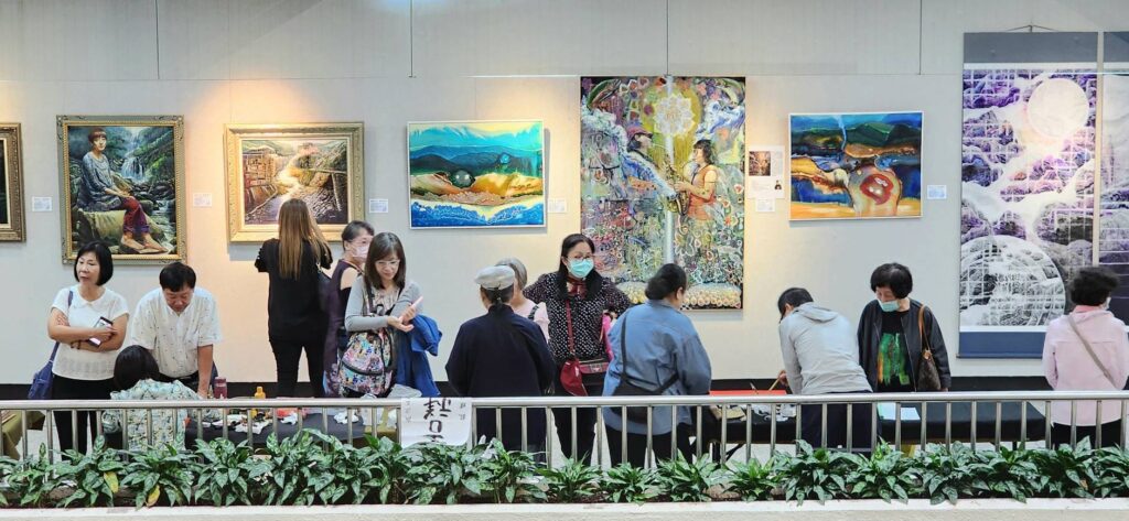 ▲展覽現場有許多觀展民眾，場面顯得相當熱烈。（記者 詹佳綺/攝）