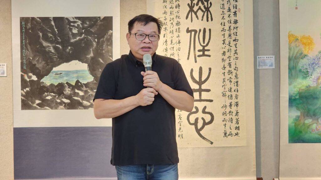 ▲桃園市美術協會理事長胡毓正出席開幕式，特別向參展藝術家表達道賀之意，對北桃藝術交流展覽強調應持續推進。（記者 詹佳綺/攝）