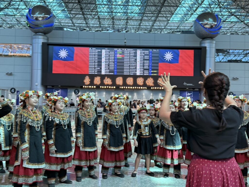 ▲機場公司特別邀請來自屏東三地門與瑪家鄉、享譽國際的 Puzangalan 希望兒童合唱團與國家一同慶生。（圖/機場公司 提供）