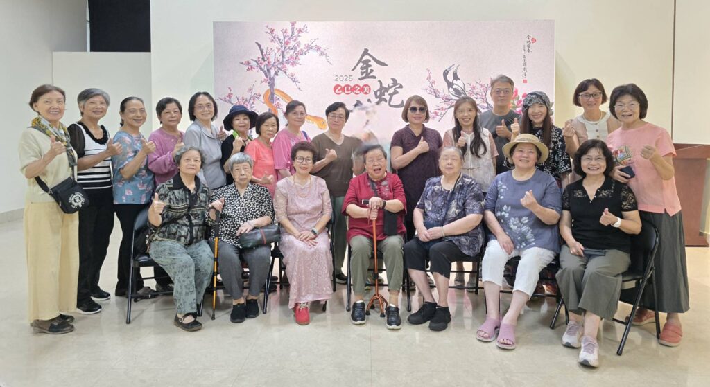 ▲中華文耀創會理事長呂玉環老師（前排左三）的新店國畫班學生踴躍出席開幕式，並開心合影留念。（記者 詹佳綺/攝）