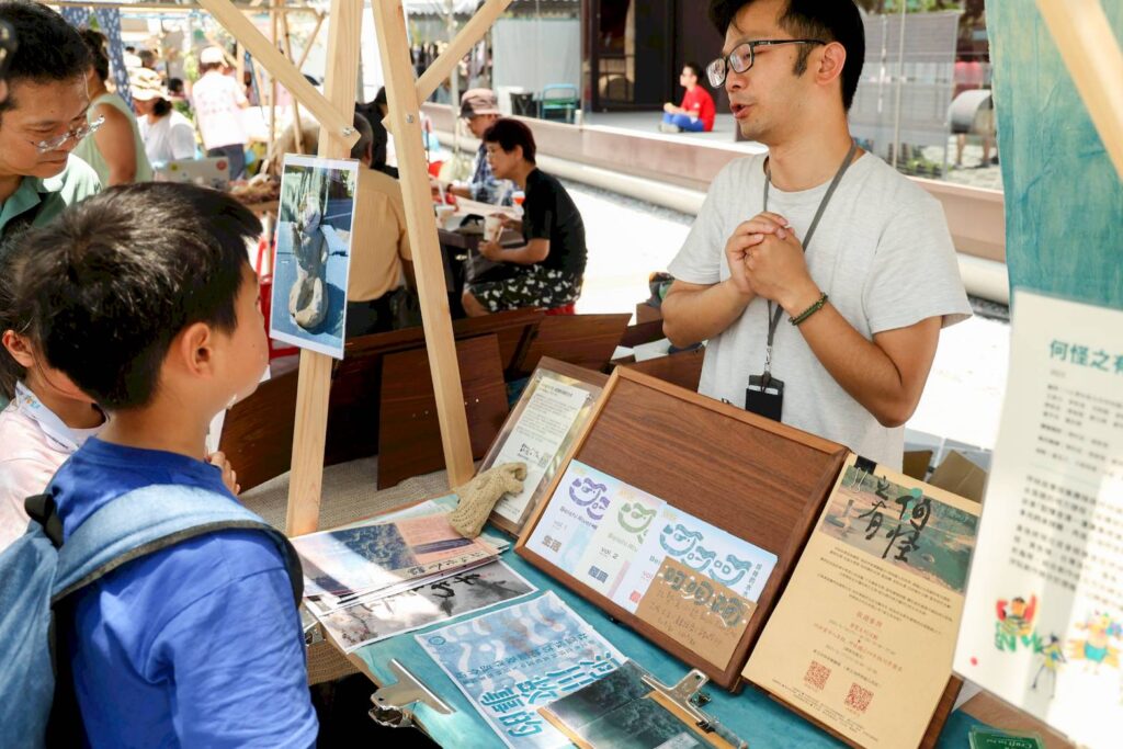 ▲史博館在地文創攤位的豐富性，民眾也樂於互動。（圖/史博館 提供）