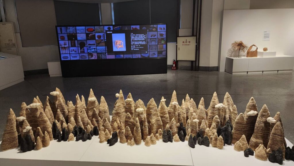 ▲運用不同的材質與創作手法，工藝家從作品中帶給觀者不同的視野。（記者 辛澎祥/攝）
